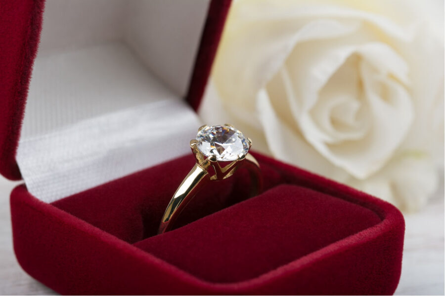 Regalo per la fidanzata, laurea e proposta romantica con anello